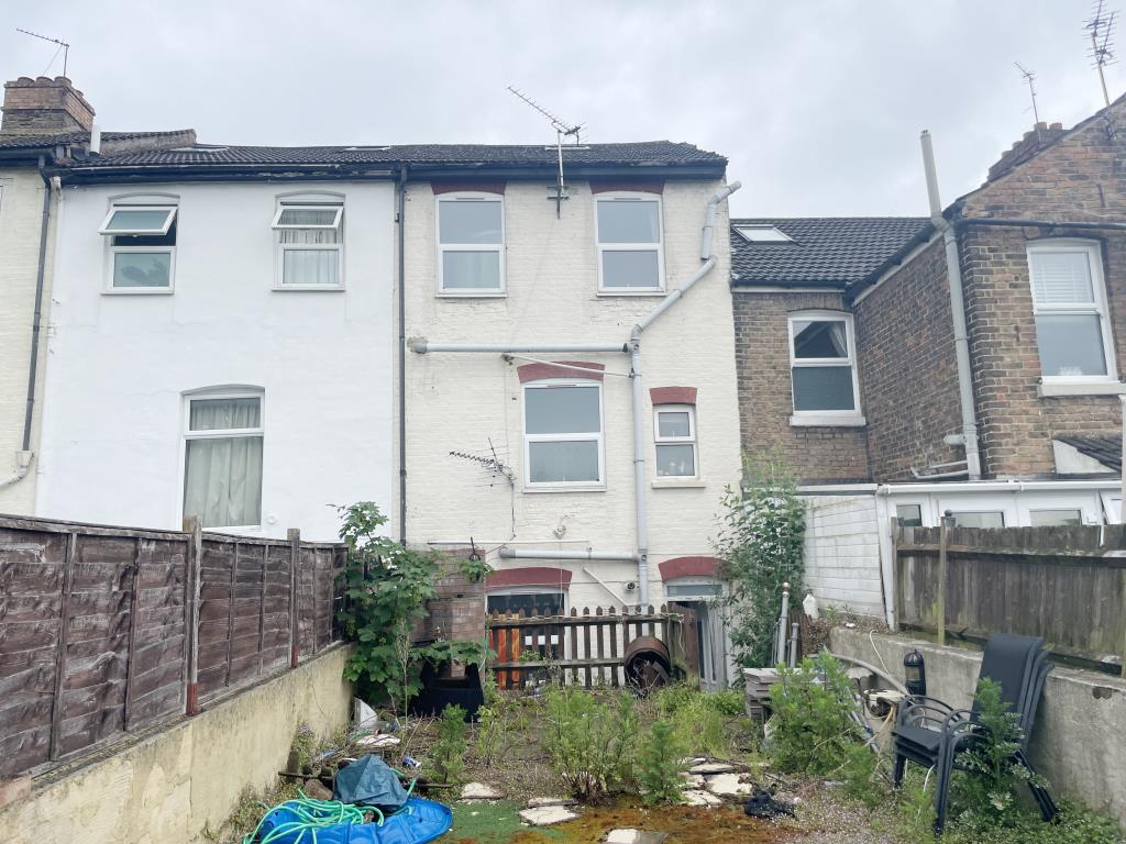 Lot: 76 - LARGE HOUSE FOR REFURBISHMENT CLOSE TO TOWN CENTRE WITH POTENTIAL FOR CONVERSION - Rear view of house for improvement